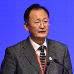     黄宝印    对外经济贸易大学党委书记面向世界科技前沿和国家重大战略需求，基于人才的成长规律和发展需要，以中国式高校治理现代化推进高校人才培养理念、教学范式、课程体系和专业形态等系列重塑。